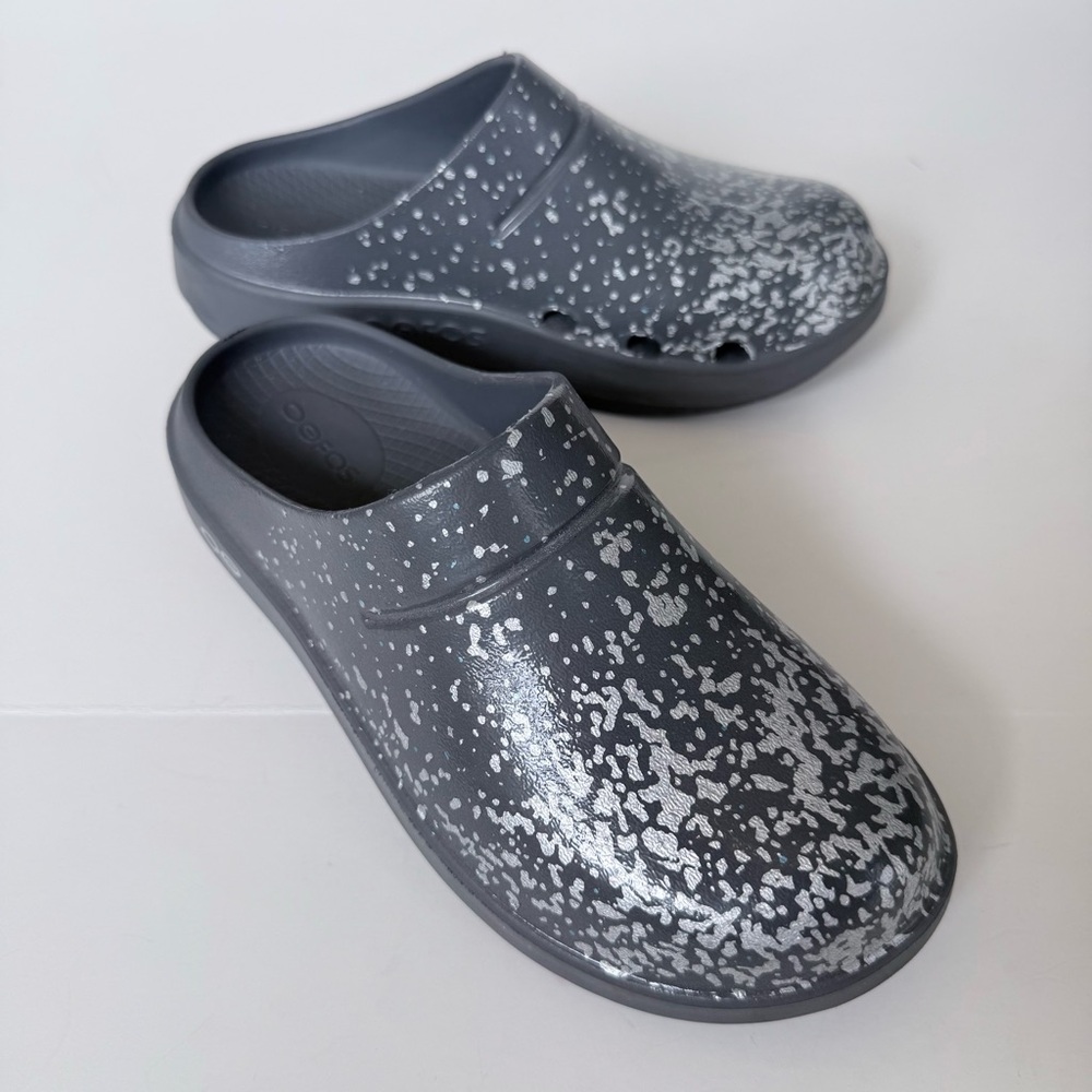 OOFOS Gray and White Speckled Clogs